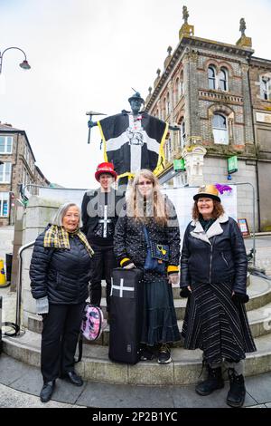 Redruth, Cornwall, Royaume-Uni, 4th mars 2023, la fête de St Piran’s (Gool Peran à Cornish) est la journée du comté de Cornwall, qui se tient le 5th mars de chaque année. La journée porte le nom d'un des saints patrons de Cornwall, Saint Piran, qui est aussi le Saint patron des mineurs d'étain. Les célébrations ont eu lieu sous la forme de personnes dansant et de groupes par le biais de la ville Center.Credit:Keith Larby/Alamyl Live News Banque D'Images