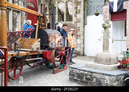 Redruth, Cornwall, Royaume-Uni, 4th mars 2023, la fête de St Piran’s (Gool Peran à Cornish) est la journée du comté de Cornwall, qui se tient le 5th mars de chaque année. La journée porte le nom d'un des saints patrons de Cornwall, Saint Piran, qui est aussi le Saint patron des mineurs d'étain. Les célébrations ont eu lieu sous la forme de personnes dansant et de groupes par le biais de la ville Center.Credit:Keith Larby/Alamyl Live News Banque D'Images