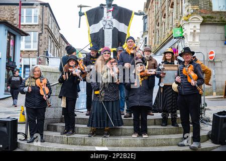 Redruth, Cornwall, Royaume-Uni, 4th mars 2023, la fête de St Piran’s (Gool Peran à Cornish) est la journée du comté de Cornwall, qui se tient le 5th mars de chaque année. La journée porte le nom d'un des saints patrons de Cornwall, Saint Piran, qui est aussi le Saint patron des mineurs d'étain. Les célébrations ont eu lieu sous la forme de personnes dansant et de groupes par le biais de la ville Center.Credit:Keith Larby/Alamyl Live News Banque D'Images