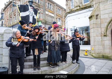 Redruth, Cornwall, Royaume-Uni, 4th mars 2023, la fête de St Piran’s (Gool Peran à Cornish) est la journée du comté de Cornwall, qui se tient le 5th mars de chaque année. La journée porte le nom d'un des saints patrons de Cornwall, Saint Piran, qui est aussi le Saint patron des mineurs d'étain. Les célébrations ont eu lieu sous la forme de personnes dansant et de groupes par le biais de la ville Center.Credit:Keith Larby/Alamyl Live News Banque D'Images