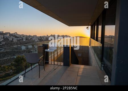 Ramallah, Ramallah et gouvernorat d'al-Bireh, Palestine, 28 juillet 2022 : vue panoramique sur la ville depuis une terrasse de restaurant sur une colline dans un désert Banque D'Images