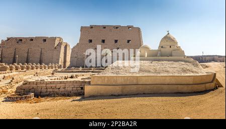 En face du temple de Karnak à Louxor, en Égypte Banque D'Images