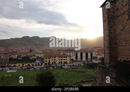 Coucher de soleil sur la vieille ville de Cusco, Pérou Banque D'Images