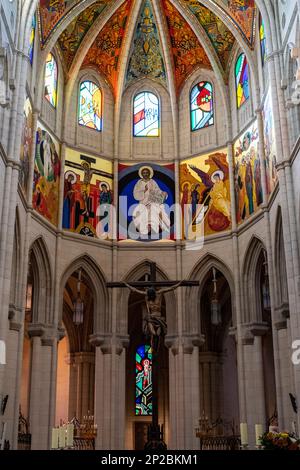 La cathédrale Sainte-Métropolitaine de Santa María la Real de la Almudena, ville de Madrid, Espagne. Banque D'Images