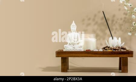 Soin de soi encore la vie avec Bouddha statue, bougie, bâton d'arôme sur le podium en bois. Procédure de rituel asiatique de spa. Concept de santé mentale, détente, yoga et Banque D'Images