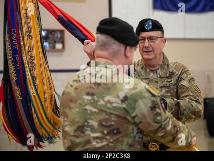 Le général de division Timothy Thombleson de la Garde nationale de l'Indiana, commandant sortant de la division d'infanterie 38th, passe le drapeau de division à l'adjudant général de la Garde nationale de l'Indiana, le général de division Dale Lyles, lors d'une cérémonie de changement de commandement à l'arsenal de la division Cyclone à Indianapolis, le 22 janvier 2023. Les couleurs sont transmises à Lyles comme un symbole de l'unité n'étant jamais sans leadership. (Photo de la Garde nationale de l'Indiana par. Sergent Kelsea Cook) Banque D'Images