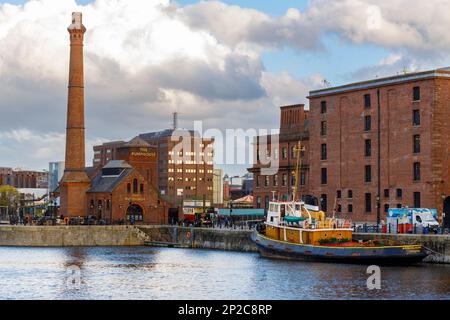 Le pub Pump House, Brocklebank Tug et dîner de cuisine de rue à deux étages à Canning Dock, Merseyside. Banque D'Images