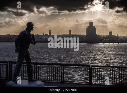 Statue du capitaine Frédéric John « Johnnie » Walker héros de la bataille de l’Atlantique pendant la Seconde Guerre mondiale. Pier Head, Liverpoool, Merseyside Banque D'Images