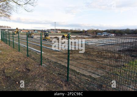 Upahl, Allemagne. 04th mars 2023. Vue sur le chantier de construction du village de conteneurs prévu. Il est possible que l'hébergement en conteneurs de 400 réfugiés dans le village de 500 habitants ne soit pas construit pour le moment. Le tribunal administratif de Schwerin a émis une injonction temporaire sur 3 mars 2023, selon laquelle le district ne peut pas construire avant qu'un permis de construire n'ait été délivré avec la participation de la communauté. Credit: Frank Hormann/dpa/Alay Live News Banque D'Images