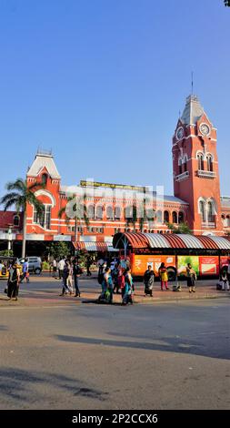 Chennai,Tamilnadu,Inde-29 décembre 2022: Puratchi Thalaivar Dr MGR Gare centrale. Belle vue sur l'architecture avec arrêt de bus et stand automatique. Banque D'Images