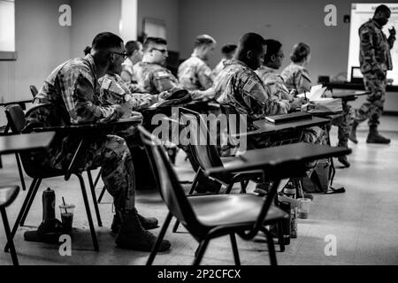 Les prestataires affectés à la Brigade de soutien de la Division aéroportée 82nd assistent au cours XO Academy sur fort Bragg, NC, 14 février 2023. Le cours Executive Officer Academy permet aux officiers subalternes d'acquérir des connaissances et des connaissances avant de devenir le XO de leurs sociétés respectives. Banque D'Images