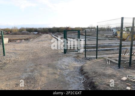 Upahl, Allemagne. 04th mars 2023. Vue sur le chantier de construction du village de conteneurs prévu. Il est possible que l'hébergement en conteneurs de 400 réfugiés dans le village de 500 habitants ne soit pas construit pour le moment. Le tribunal administratif de Schwerin a émis une injonction temporaire sur 3 mars 2023, selon laquelle le district ne peut pas construire avant qu'un permis de construire n'ait été délivré avec la participation de la communauté. Credit: Frank Hormann/dpa/Alay Live News Banque D'Images