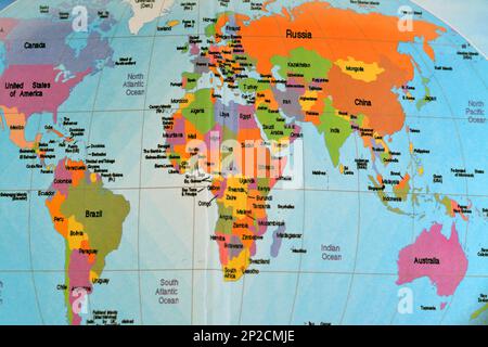 Carte du monde colorée avec tous les continents Afrique, Europe, Asie, Amérique du Nord, Amérique du Sud, L'Australie et l'Antarctique avec les océans Atlantique et Indien an Banque D'Images