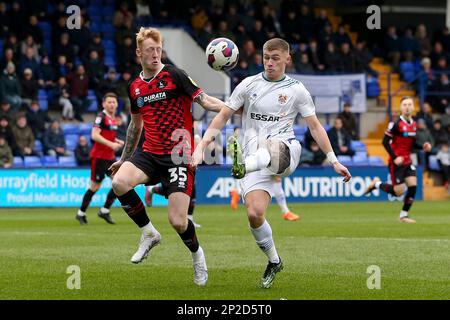 Birkenhead, Royaume-Uni. 04th mars 2023. Taylor Foran de Hartlepool United et Harvey Saunders de Tranmere Rovers se battent pour le ballon. EFL Skybet deuxième match de football, Tranmere Rovers v Hartlepool Utd au parc de Prenton, Birkenhead, Wirral, le samedi 4th mars 2023. Cette image ne peut être utilisée qu'à des fins éditoriales. Utilisation éditoriale uniquement, licence requise pour une utilisation commerciale. Aucune utilisation dans les Paris, les jeux ou les publications d'un seul club/ligue/joueur.pic par Chris Stading/Andrew Orchard sports Photography/Alamy Live News crédit: Andrew Orchard sports Photography/Alamy Live News Banque D'Images