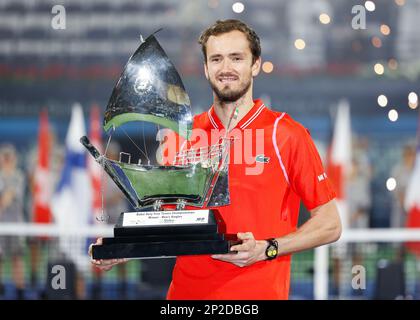 Dubaï, Émirats arabes Unis, 4th mars 2023. Les joueurs de tennis russes à la présentation du trophée, le gagnant Daniil Medvedev (chemise rouge) et le gagnant Andrey Rublev au tournoi des Championnats de tennis duty Free de Dubaï au Stade de tennis duty Free de Dubaï le samedi 4 mars 2023., © Juergen Hasenkopf / Alay Live News Banque D'Images