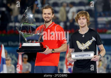 Dubaï, Émirats arabes Unis, 4th mars 2023. Les joueurs de tennis russes à la présentation du trophée, le gagnant Daniil Medvedev (chemise rouge) et le gagnant Andrey Rublev au tournoi des Championnats de tennis duty Free de Dubaï au Stade de tennis duty Free de Dubaï le samedi 4 mars 2023., © Juergen Hasenkopf / Alay Live News Banque D'Images