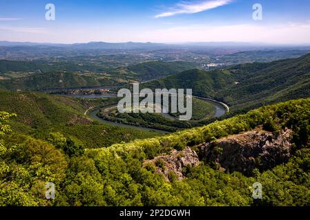 Vue depuis le sommet de Kablar sur la gorge Ovcar-Kablar et la Morava occidentale en Serbie par une journée ensoleillée. Banque D'Images