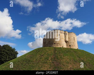 Le célèbre monument historique appelé Clifford's Tower à York Banque D'Images