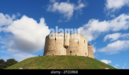 Le célèbre monument historique appelé Clifford's Tower à York Banque D'Images