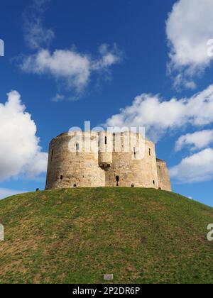 Le célèbre monument historique appelé Clifford's Tower à York Banque D'Images