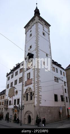 Grafeneckart, la partie la plus ancienne de l'hôtel de ville avec tour romane, vue en début de soirée, Wurzburg, Allemagne Banque D'Images