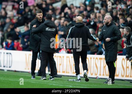 Michael Carrick, directeur de Middlesbrough, secoue la main du directeur de lecture Paul Ince après que ses équipes ont remporté 5-0 à la fin du match du championnat Sky Bet entre Middlesbrough et Reading au stade Riverside, à Middlesbrough, le samedi 4th mars 2023. (Photo : Trevor Wilkinson | MI News) Credit: MI News & Sport /Alay Live News Banque D'Images