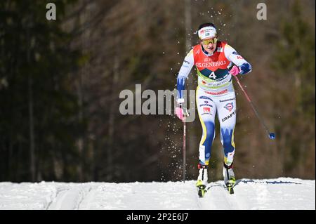 Planica, Slovénie. 4 mars 2023. Ebba Andersson, en Suède, dirige la course classique féminine de 30 kilomètres aux Championnats du monde de ski nordique 2023 de la FIS à Planica, en Slovénie. Elle a gagné la course. Crédit : John Lazenby/Alamy Live News Banque D'Images