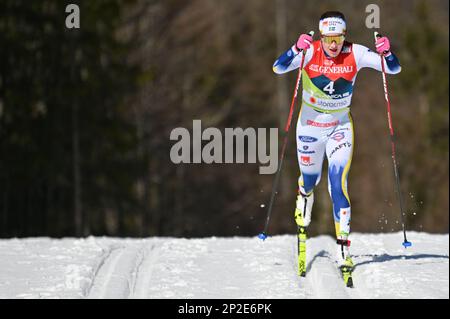 Planica, Slovénie. 4 mars 2023. Ebba Andersson, en Suède, dirige la course classique féminine de 30 kilomètres aux Championnats du monde de ski nordique 2023 de la FIS à Planica, en Slovénie. Elle a gagné la course. Crédit : John Lazenby/Alamy Live News Banque D'Images