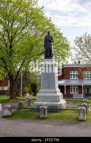 Levis, Chaudière-Appalaches, Québec, Canada - 14 mai 2022 : construite en 1885, statue de Joseph David Deziel fondateur de la paroisse de la ville de Levis Banque D'Images