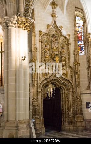 Tolède, Espagne - 22 juin 2022: Mélanges de style mudéjar dans la porte d'entrée de la Sala de la Trinité dans la cathédrale de Tolède, Espagne. Banque D'Images