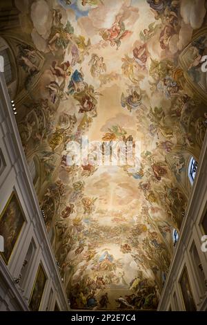 Tolède, Espagne - 22 juin 2022 : plafond entièrement peint de la sacristie de la Cathédrale de Tolède, Espagne Banque D'Images