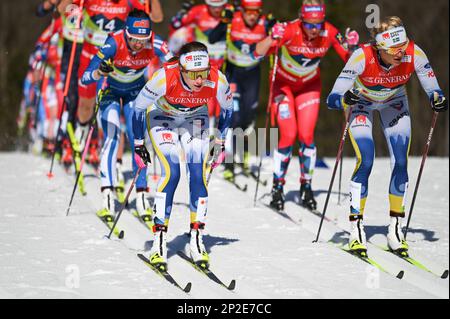 Planica, Slovénie. 4 mars 2023. Ebba Andersson, en Suède, dirige la course classique féminine de 30 kilomètres aux Championnats du monde de ski nordique 2023 de la FIS à Planica, en Slovénie. Elle a gagné la course. Crédit : John Lazenby/Alamy Live News Banque D'Images