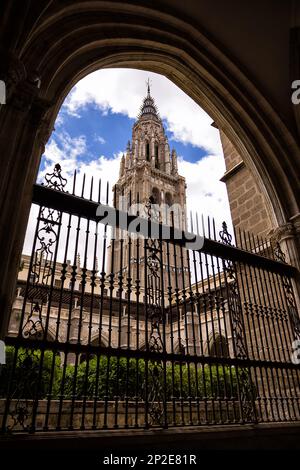 Clocher de la cathédrale de Tolède vu à travers une arche du cloître, Espagne Banque D'Images