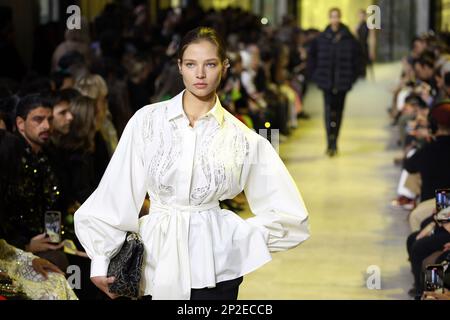 Paris, France. 04th mars 2023. Un modèle est présenté à la passerelle lors du salon Elie Saab dans le cadre des présentations de la semaine de la mode automne-hiver 2023 à Paris samedi, 4 mars 2023. Photo de Maya Vidon-White/UPI crédit: UPI/Alay Live News Banque D'Images