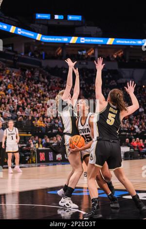 Minneapolis, Minnesota, États-Unis. 3rd mars 2023. HANNAH STUELKE (45), une femme de l'Iowa Hawkees, se dirige vers le panier pendant la deuxième moitié de l'Iowa contre Purdue le vendredi 3 mars au tournoi de basketball féminin Big Ten 2023 à Minneapolis, Minnesota. Iowa a gagné 69-58 (Credit image: © Steven Garcia/ZUMA Press Wire) USAGE ÉDITORIAL SEULEMENT! Non destiné À un usage commercial ! Banque D'Images