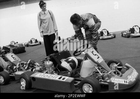 Archives 90ies: Centre de conduite de kart intérieur, Vénissieux, France, 1996 Banque D'Images