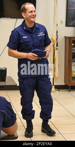 John W. Mauger, commandant du district 1st, discute des efforts d'intervention de l'opération vigilant Sentry avec les membres de l'équipage au Marathon de la station, à Marathon, en Floride, le 14 février 2023. L'opération vigilant Sentry a été approuvée pour la première fois en 2004 et est le bras du groupe de travail qui déploie des actifs et du personnel conjoints de surface et d'air pour lutter contre la migration maritime illégale dans le corridor des Caraïbes des États-Unis Photo de la Garde côtière par l'officier de Petty troisième classe Ian Gray. Banque D'Images