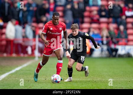 Walsalll's Liam Gordon (L) et Robbie Gotts de Barrow lors du match Sky Bet League 2 entre Walsall et Barrow au stade Banks, Walsall, le samedi 4th mars 2023. (Photo : Gustavo Pantano | ACTUALITÉS MI) crédit : ACTUALITÉS MI et sport /Actualités Alay Live Banque D'Images