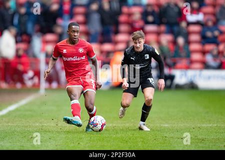 Walsalll's Liam Gordon (L) et Robbie Gotts de Barrow lors du match Sky Bet League 2 entre Walsall et Barrow au stade Banks, Walsall, le samedi 4th mars 2023. (Photo : Gustavo Pantano | ACTUALITÉS MI) crédit : ACTUALITÉS MI et sport /Actualités Alay Live Banque D'Images