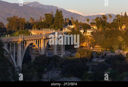 Pont Colorado Street à Pasadena au coucher du soleil Banque D'Images