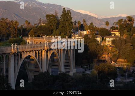 Pont Colorado Street à Pasadena au coucher du soleil Banque D'Images