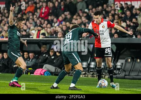 Rotterdam - Liam van Gelderen du FC Groningen, Oussama Idrissi de Feyenoord pendant le match entre Feyenoord et le FC Groningen au Stadion Feijenoord de Kuip le 4 mars 2023 à Rotterdam, pays-Bas. (Box to Box Pictures/Tom Bode) Banque D'Images