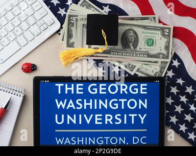 Dans cette illustration, le logo de l'Université George Washington apparaît sur une tablette. Banque D'Images