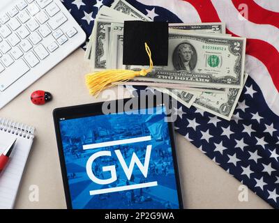 Dans cette illustration, le logo de l'Université George Washington apparaît sur une tablette. Banque D'Images