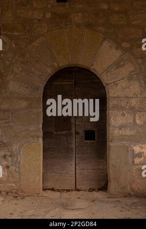 Détail de la porte de l'ermitage Sant Marti del Corb, format vertical Banque D'Images