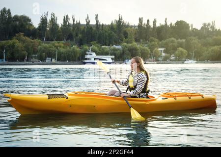 Belle jeune femme kayak dans la rivière. En été Banque D'Images