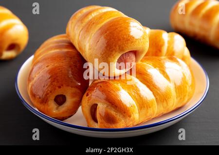 Petits pains faits maison Kolache prêts à manger sur une assiette, vue latérale. Banque D'Images