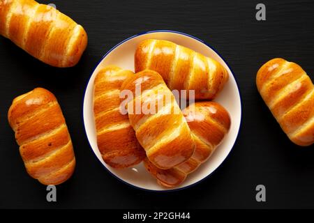 Rolls faits maison de Kolache prêts à manger sur une assiette, vue du dessus. Banque D'Images