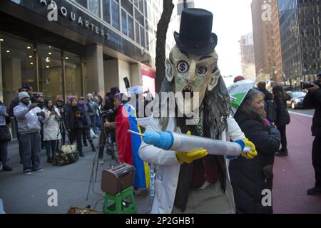 Les manifestants pour la liberté sanitaire et les personnes contre les mandats vaccinaux se rassemblent devant le siège mondial de Pfizer à Manhattan. Les fabricants de vaccins ont gagné des milliards de dollars sans aucune responsabilité juridique pour les effets secondaires cachés sur beaucoup qui ont été essentiellement couverts et censurés par les médias traditionnels. Banque D'Images