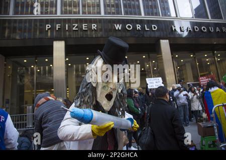 Les manifestants pour la liberté de la santé et les personnes contre les mandats de vaccination se rassemblent devant le siège mondial de Pfizer à Manhattan. Les fabricants de vaccins ont fait des milliards de dollars sans que la responsabilité légale ne soit mise en cause pour les effets secondaires cachés sur beaucoup d'entre eux qui ont été essentiellement couverts et censurés par les médias traditionnels. Banque D'Images